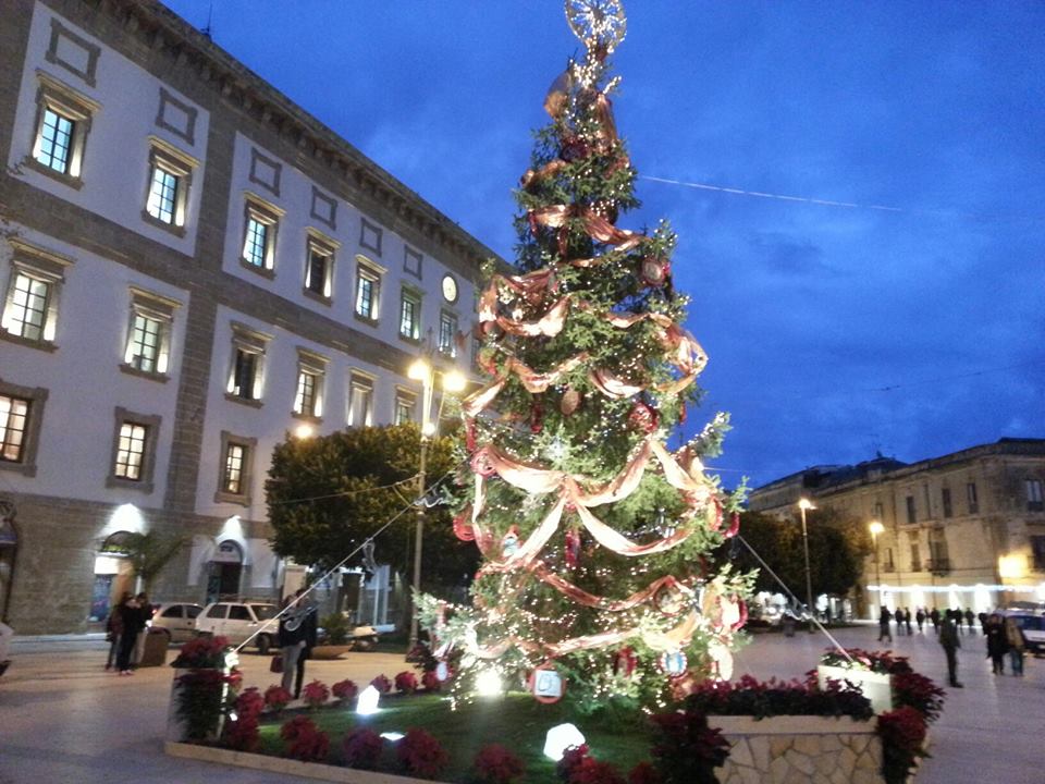 Natale Sciacca.Martedi Si Monta L Albero Di Natale Speriamo Che Sia Bello Come Quello Dello Scorso Anno Natale All Insegna Della Solidarieta Corriere Di Sciacca