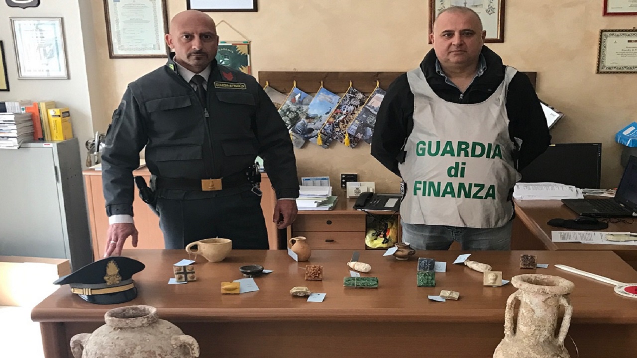 militari con reperti