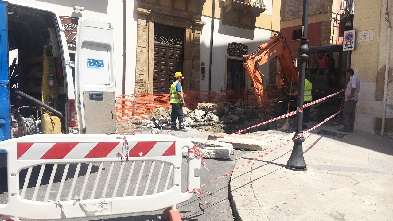 IL TASSELLO MANCANTE: ROTTURA FOGNA IN CENTRO STORICO. CAMBIA LA VIABILITA'