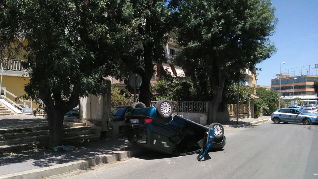 auto capovolta orizzontale 1280x720