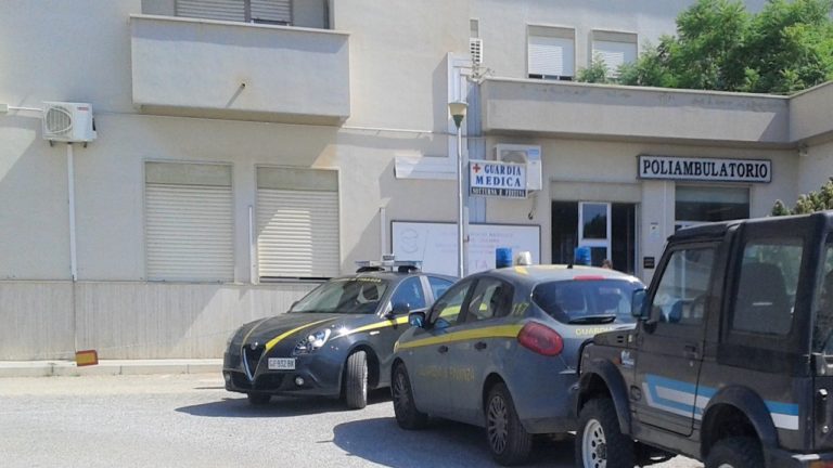 Ribera-Ospedale-macchine-Guardia-Finanza-davanti-lingresso