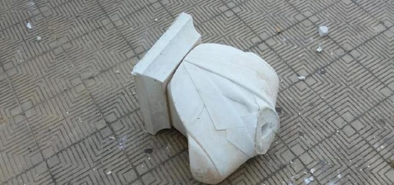 Busto falcone vandalizzato scuola zen