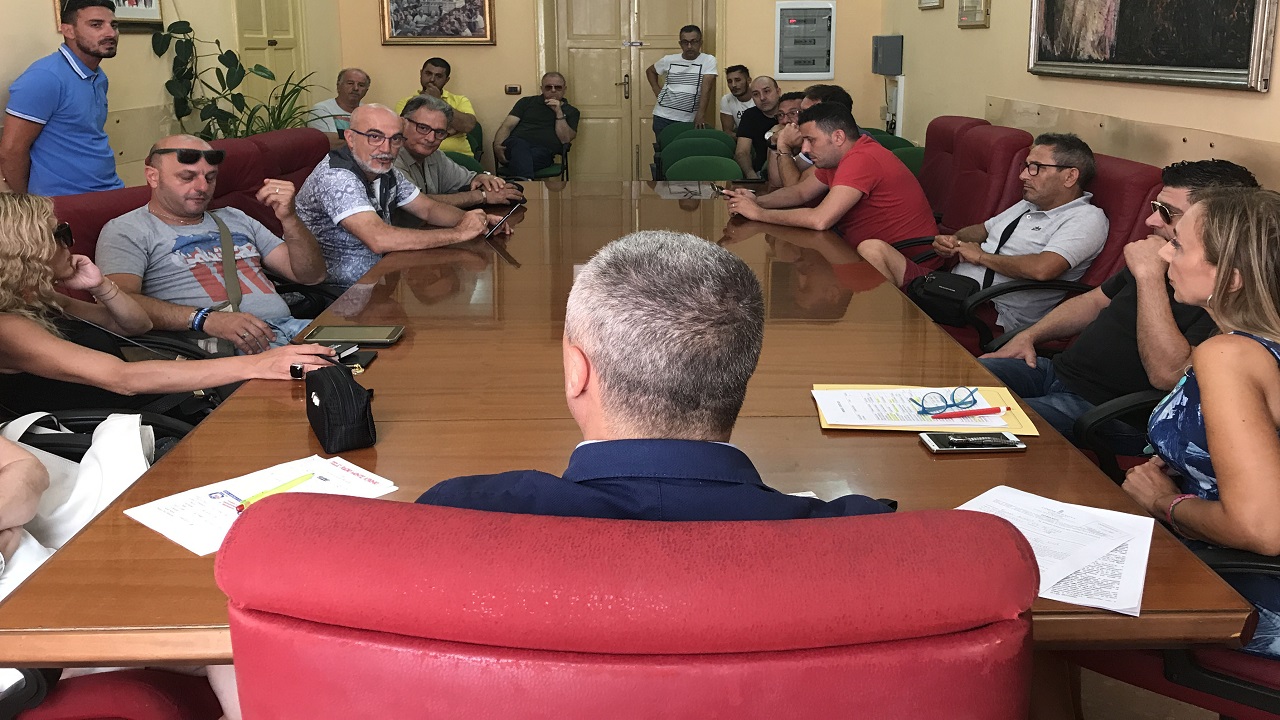 bELLANCA SPALLE RIUNIONE COMMERCIANTI