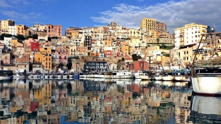 marina e pescherecci porto