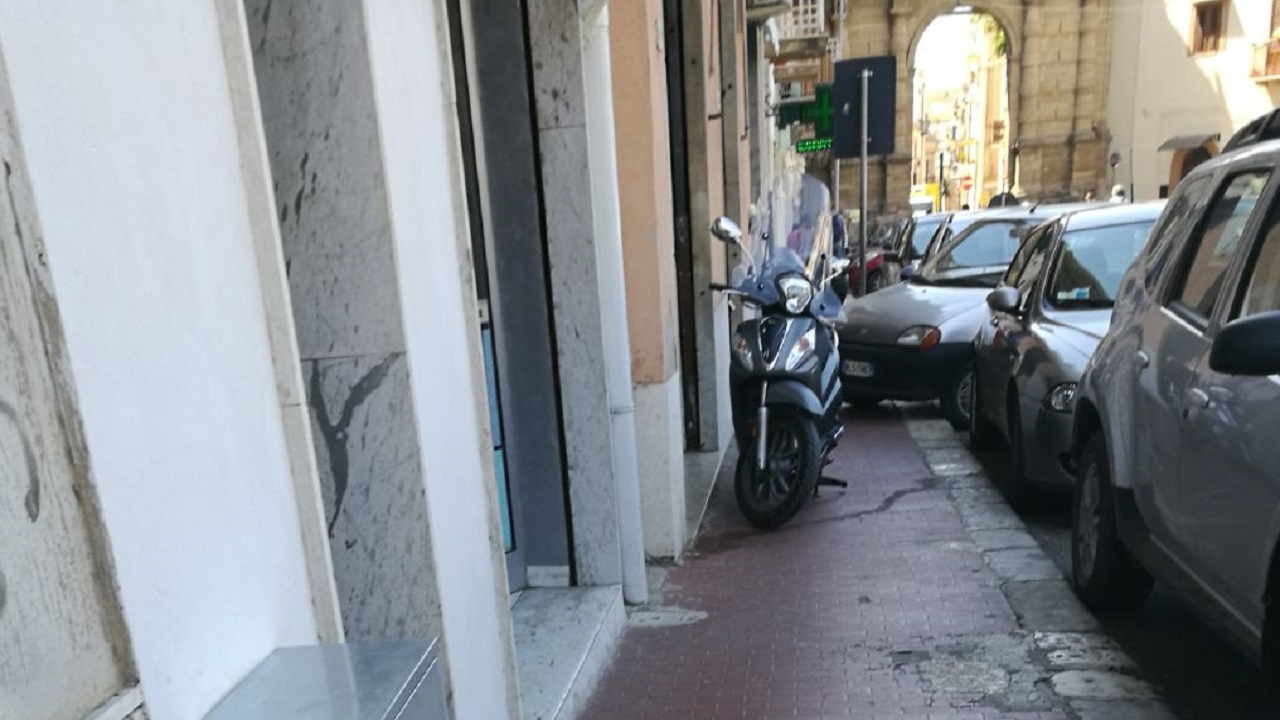 parcheggio selvaggio via Kronio