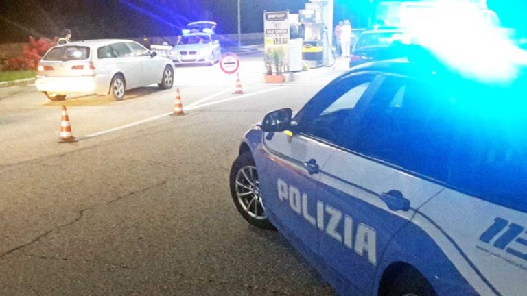polizia posto blocco sera