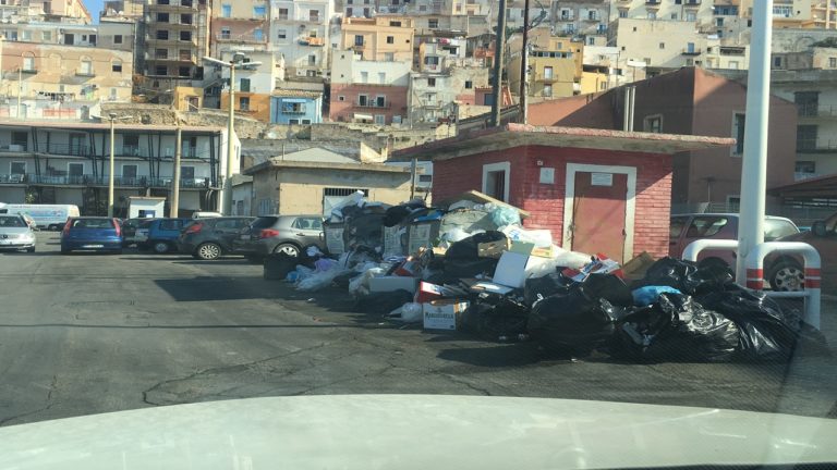 rifiuti dentro porto 26 ago 2017