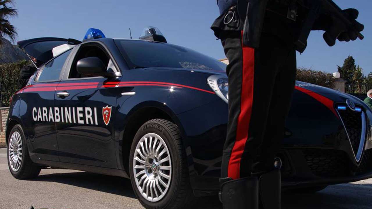 Raffadali in giro brandendo un martello e in stato di agitazione. Si scaglia contro i carabinieri: arrestato