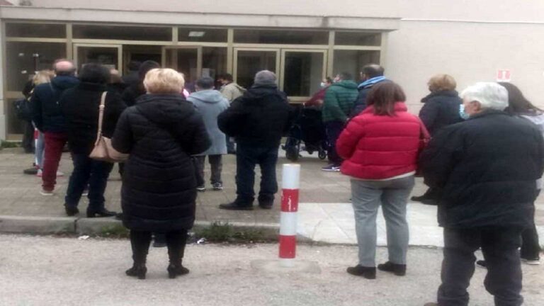 Poliambulatorio assembramento 25 gen 2021