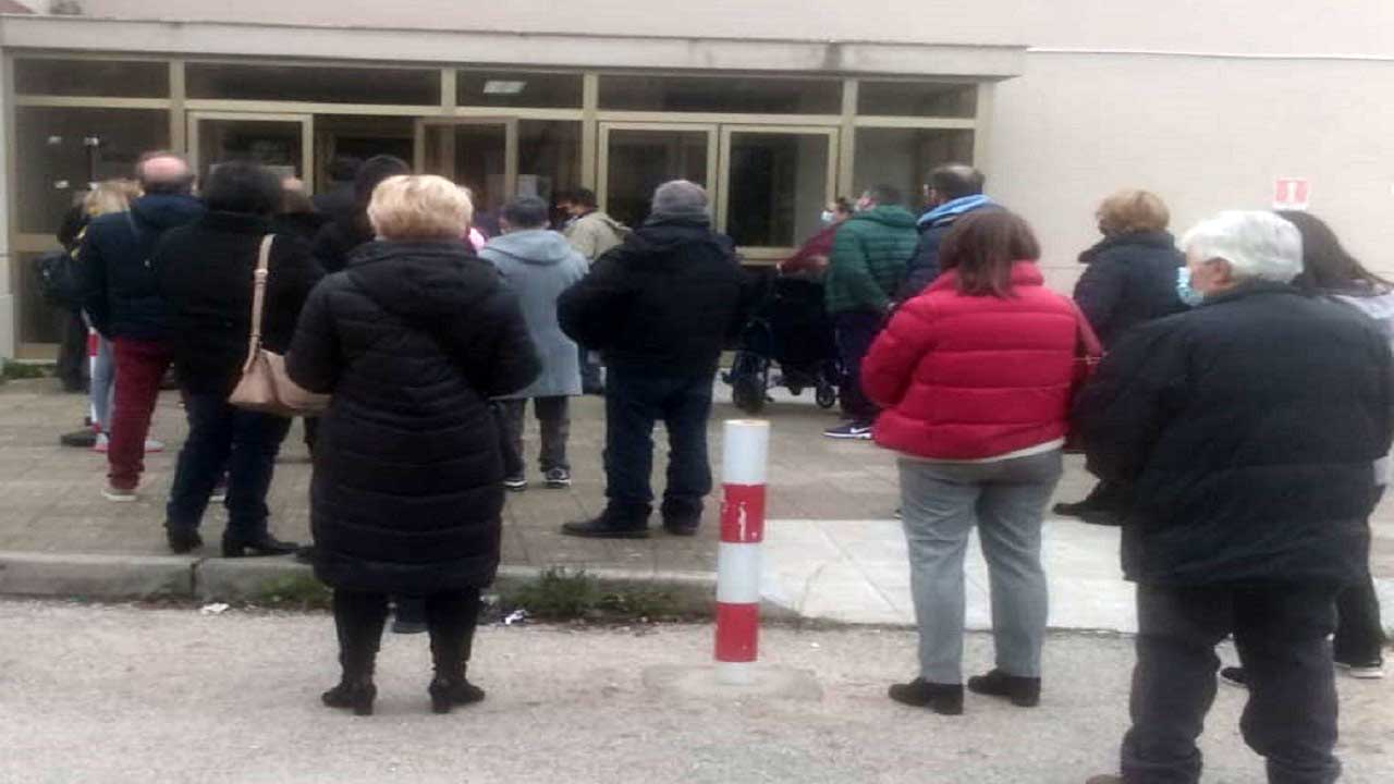 Poliambulatorio assembramento 25 gen 2021