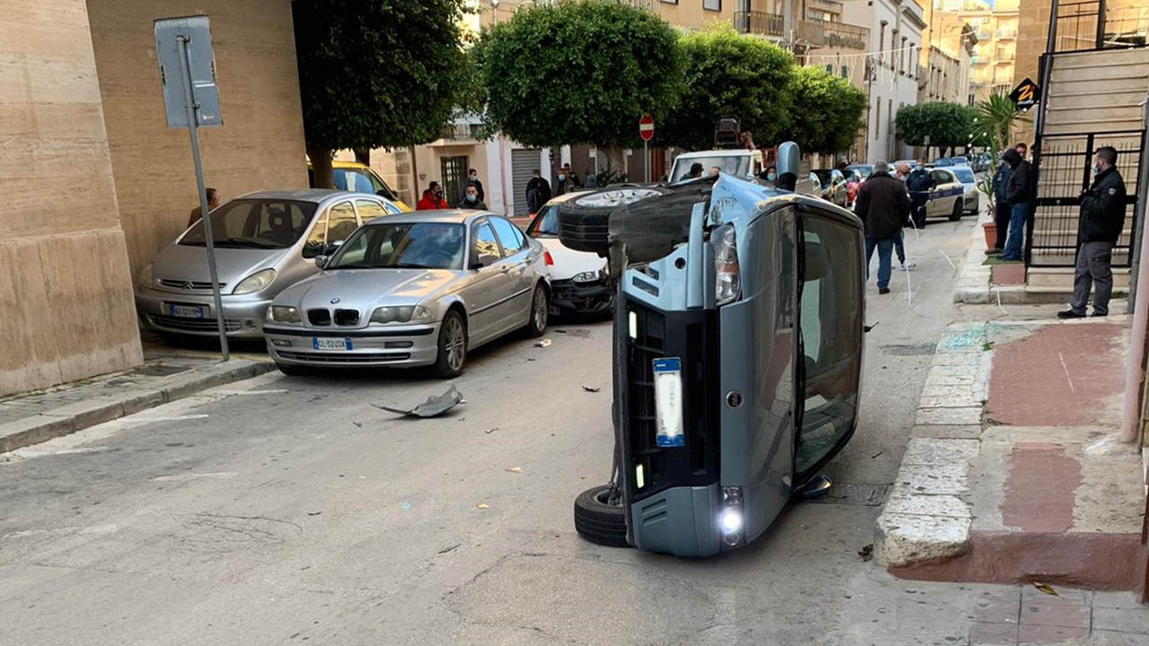 Via Incisa auto capovolta