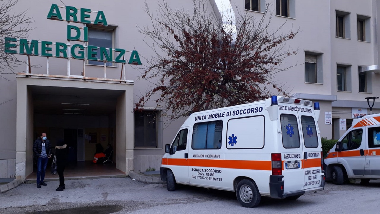 Sciacca, familiari di un deceduto all'assalto della Rianimazione: danneggiamenti e un pugno al medico