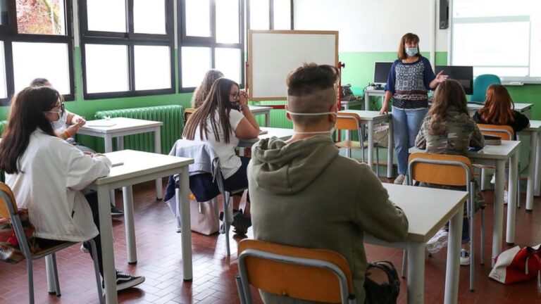 scuola aula mascherine