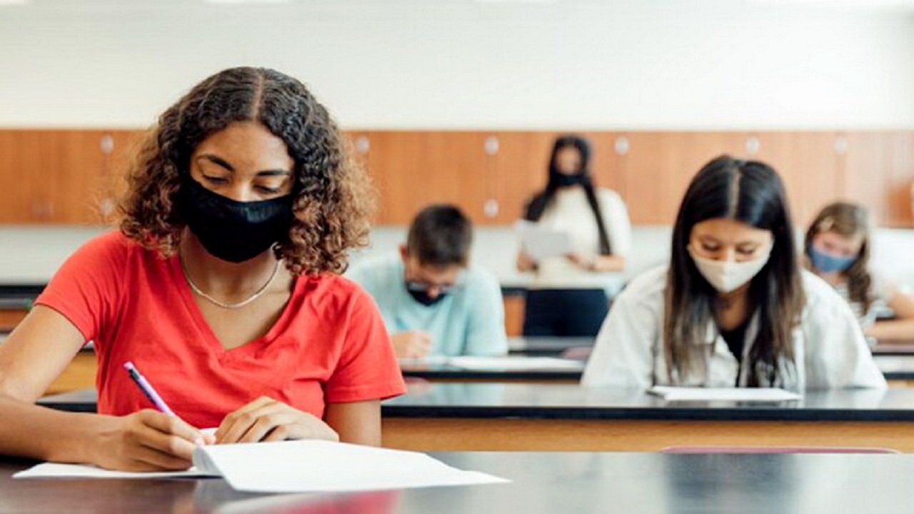 scuola superiore aula mascherine