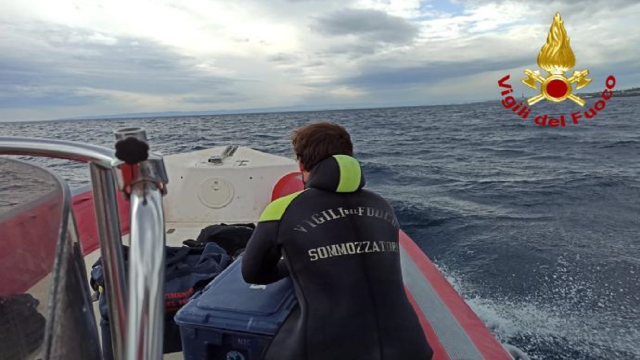 vigile del fuoco sommozzatori su barca 2021