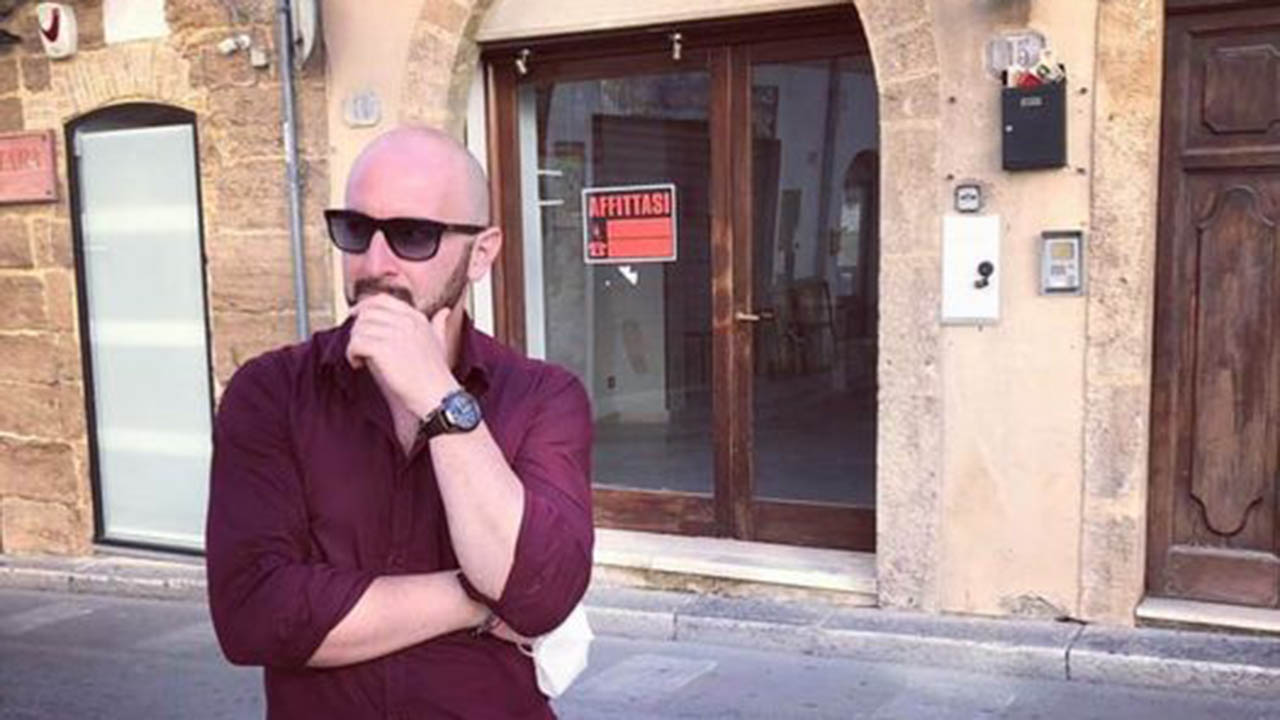 ALESSANDRO CURRERI DAVANTI EX SEDE M5S