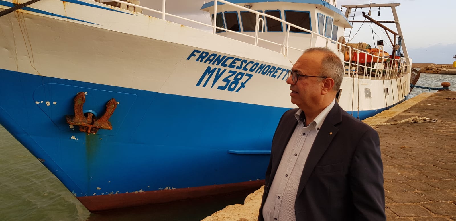 Foto Carlino vicino ad un peschereccio