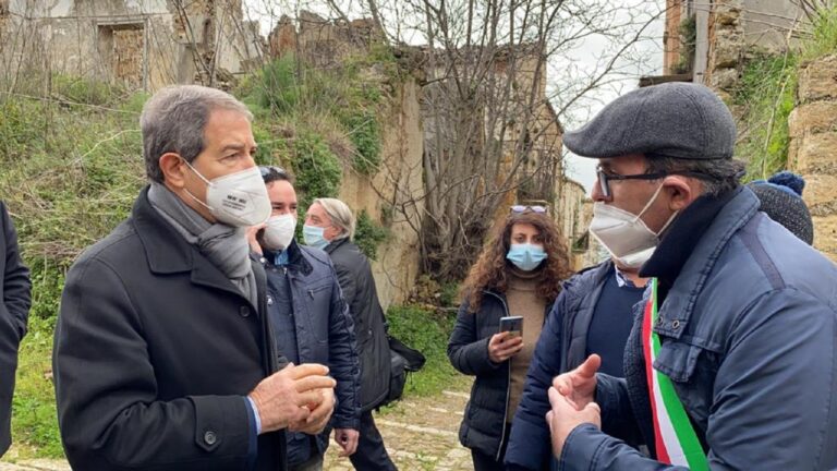 Musumeci e il sindaco di Poggioreale tra le macerie del vecchio abitato 2021