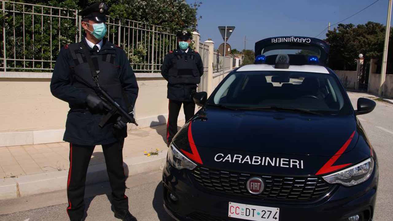 carabinieri pattuglia con mitra