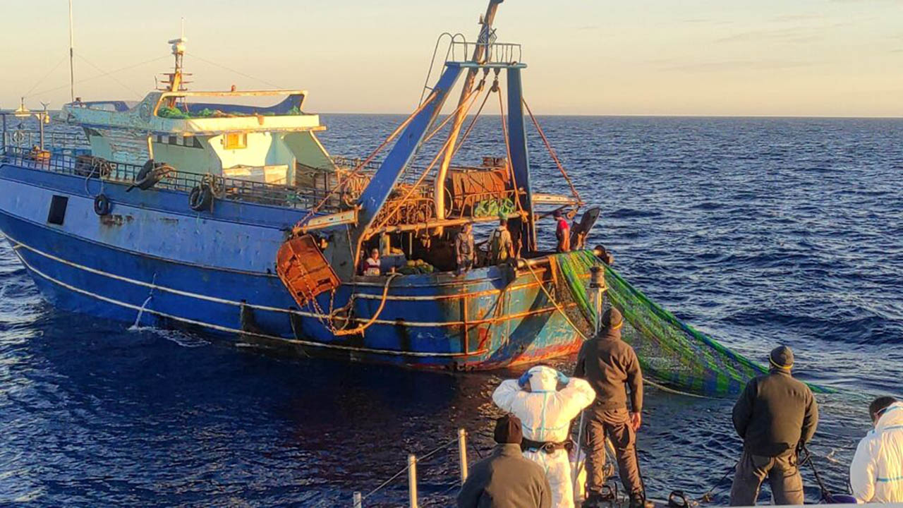 Bloccati 2 pescherecci egiziani: pesca di frodo davanti a Lampedusa. Denunciate 29 persone