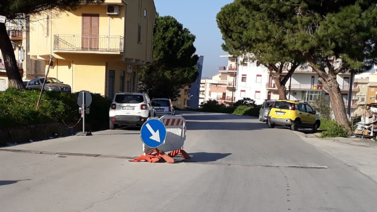 Via De Gasperi, segnalazione dei residenti. Da mesi 2 transenne per canalette danneggiate
