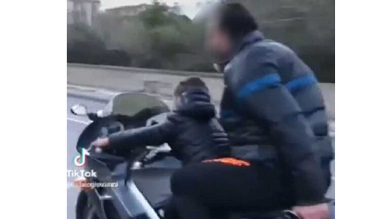 bimbo guida moto
