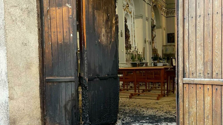 incendio portone chiesa sant agostino corleone 1-2
