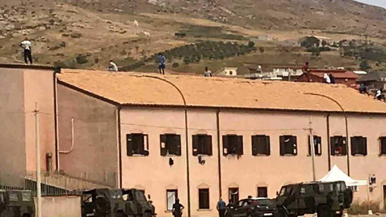 migranti sul tetto di villa sikania-2