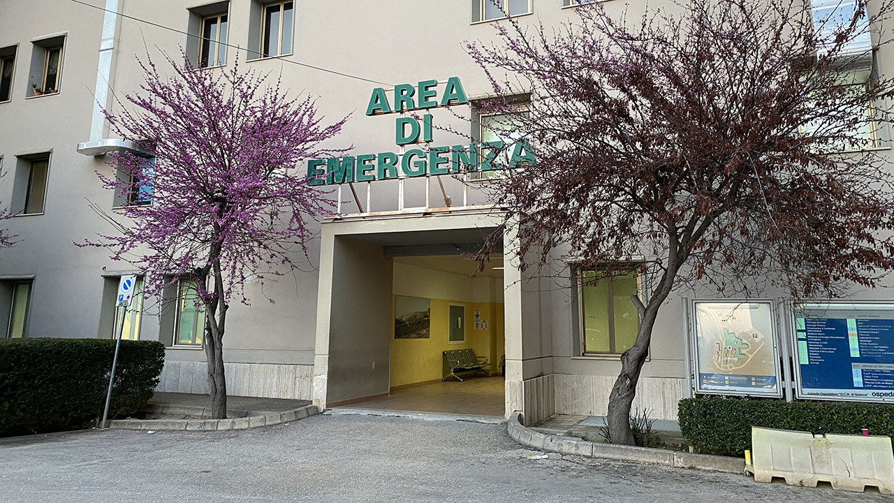 Su una vecchia barella per 27 ore al pronto soccorso dell'ospedale di Sciacca. Saccense scrive  a Zappia per raccontare la sua esperienza