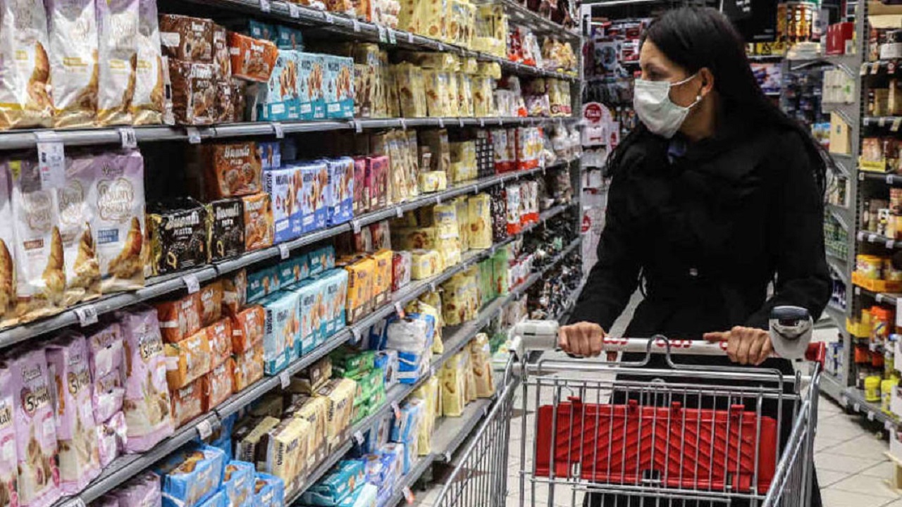 supermercato con mascherina generica