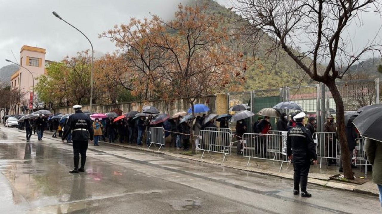 vaccinazione fiera palermo coda 2021