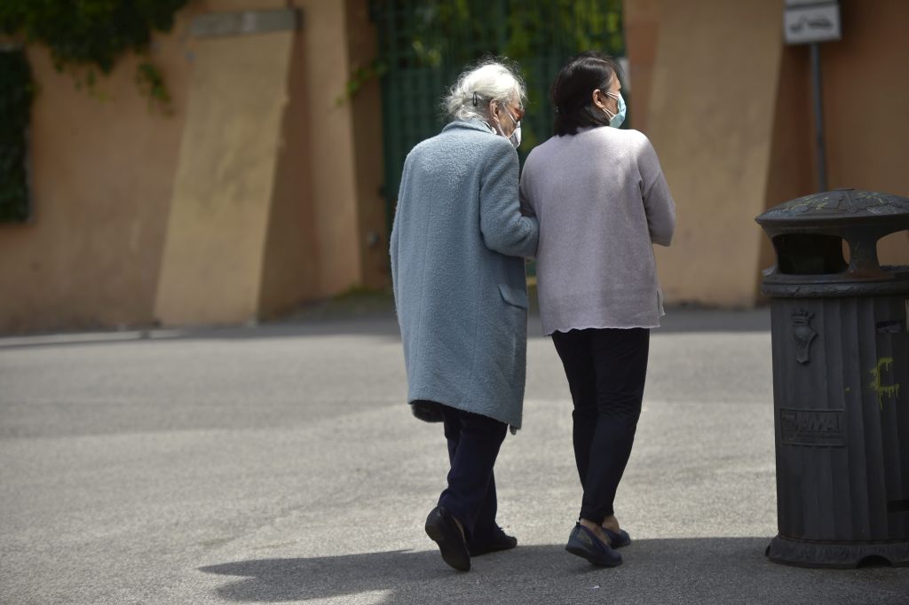 Le badanti dopo la pandemia, sono più anziane e il 60% lavora in nero