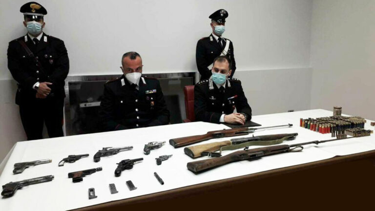 ARSENALE ARMI E MUNIZIONI CARABINIERI da sx maresciallo armando manzo e capitano marco la rovere-2