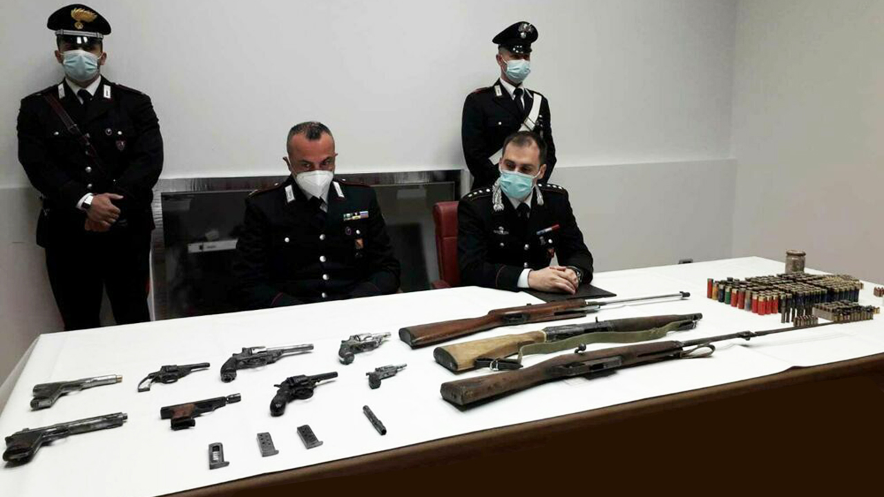 ARSENALE ARMI E MUNIZIONI CARABINIERI da sx maresciallo armando manzo e capitano marco la rovere-2