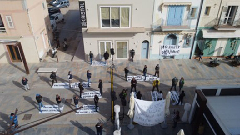 Lampedusa protesta vaccini