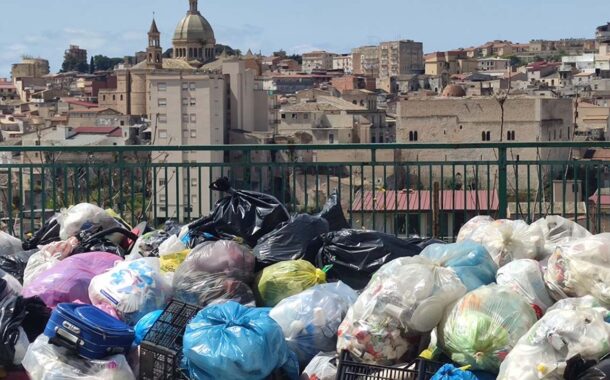 Favara nel caos dei rifiuti e nell'anticamera della zona rossa <font color=