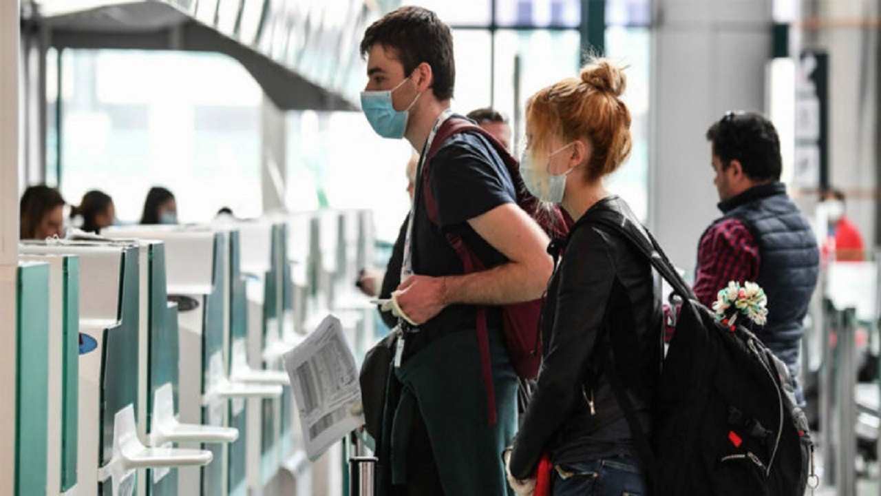 Turisti con mascherina