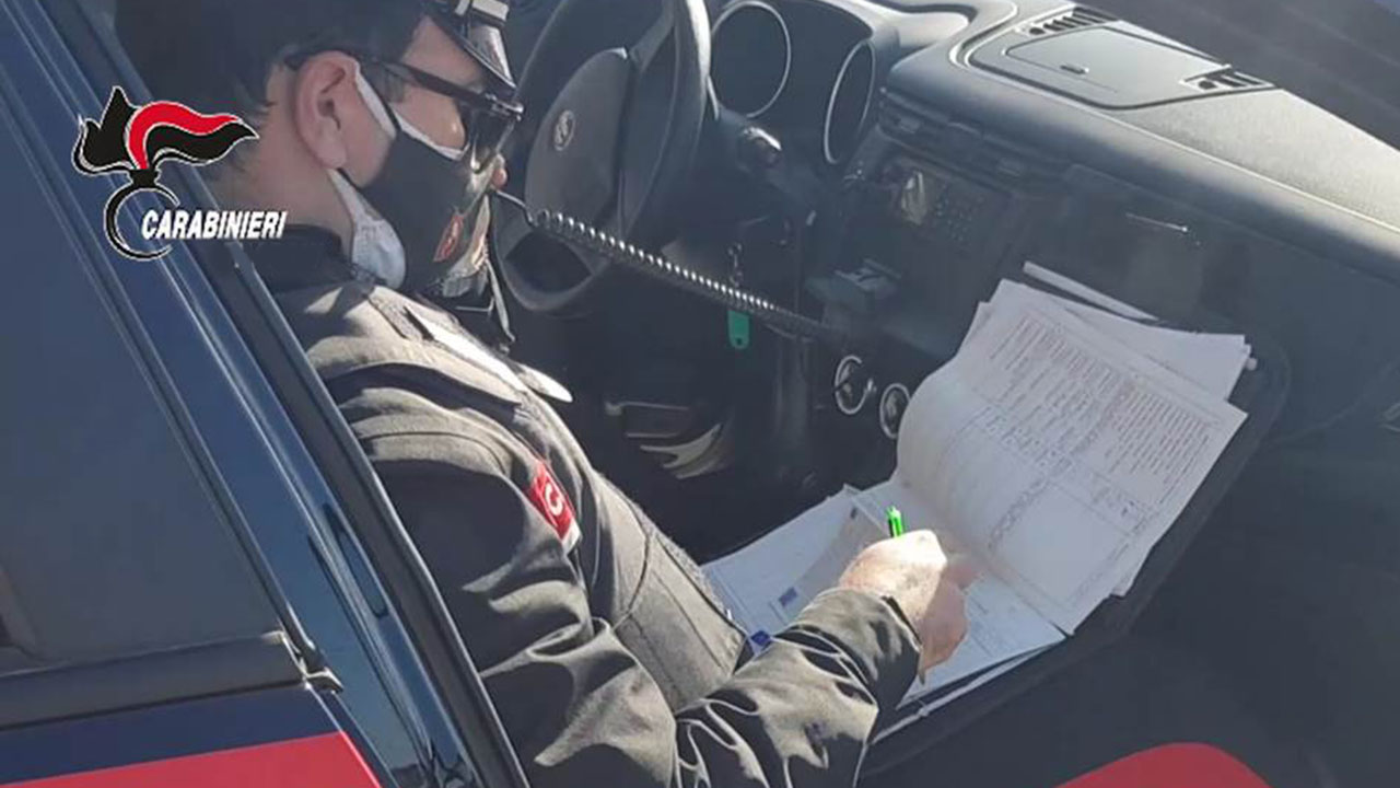carabinieri dentro auto