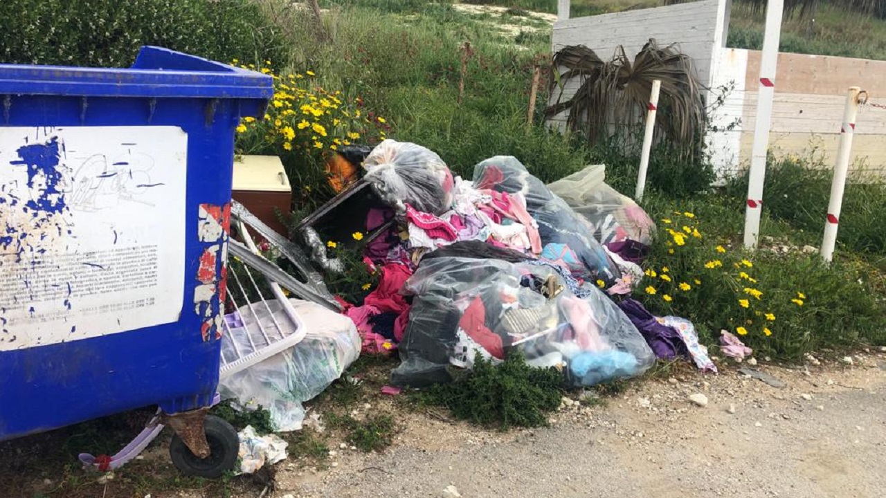 Inciviltà inarrestabile: rifiuti abbandonati anche a S.Marco a pochi metri dalla spiaggia