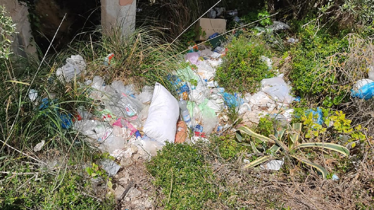 rifiuti a terra san calogero