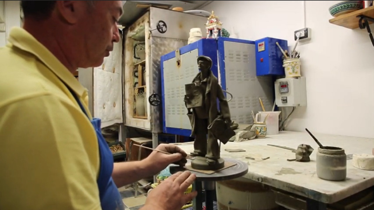 sabella ceramista al lavoro