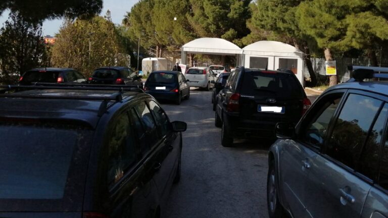 tamponi fila auto ospedale 2021