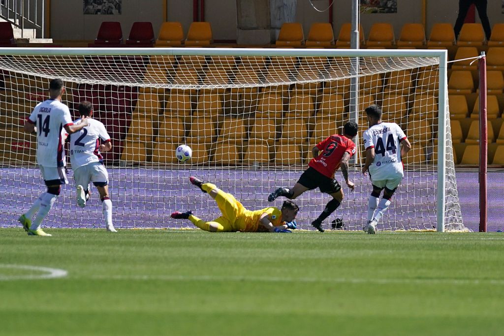 Il Cagliari vince lo spareggio salvezza, 3-1 a Benevento