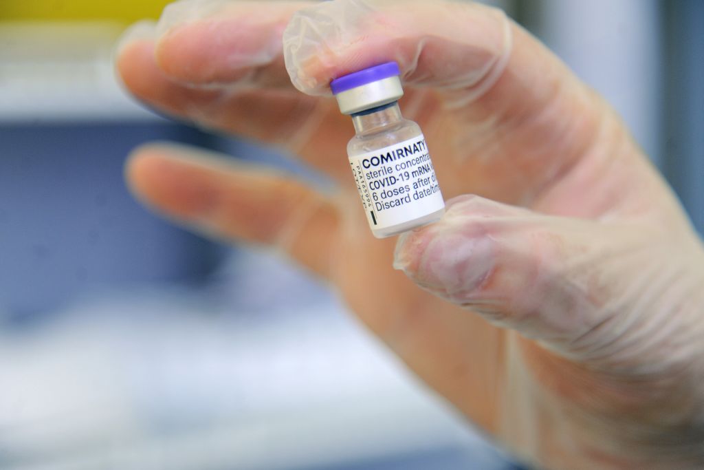Vaccini, Aifa “309 reazioni avverse ogni 100mila dosi, 91% non gravi”
