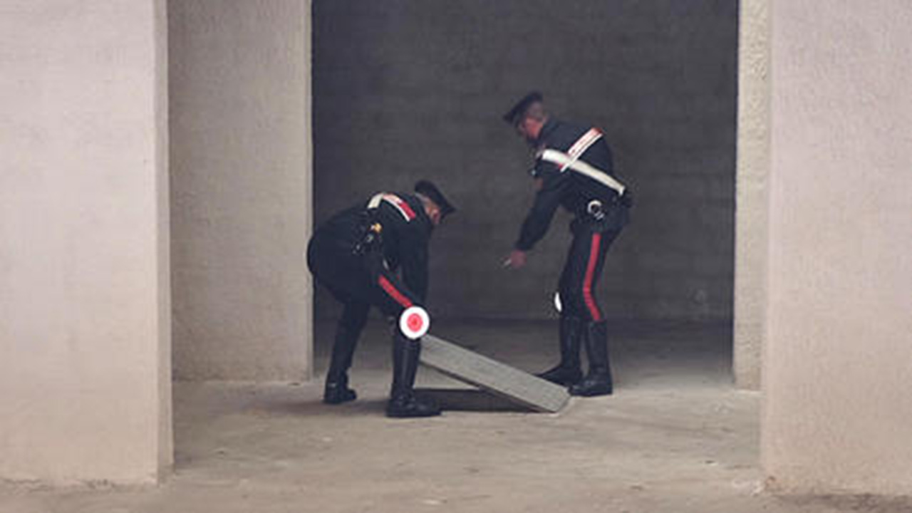 Denise: si ispeziona pozzo sotto botola in garage