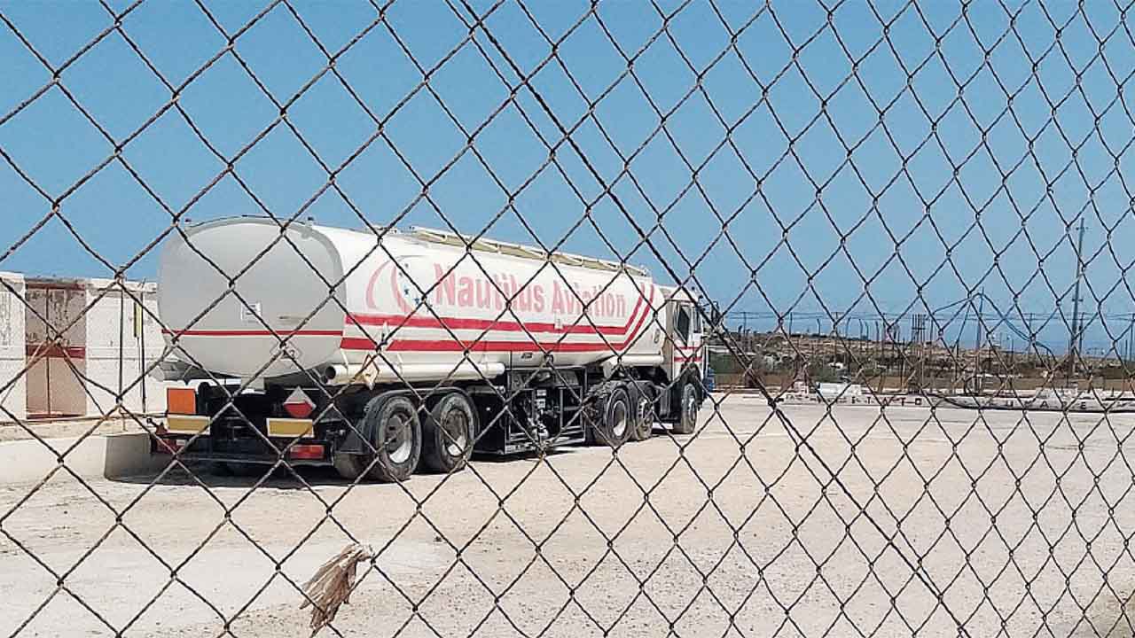 LAMPEDUSA AEROPORTO CAMION CARBURANTE