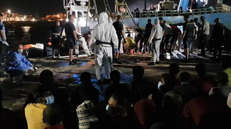 Migranti: maxisbarco a Lampedusa, scoppia la protesta