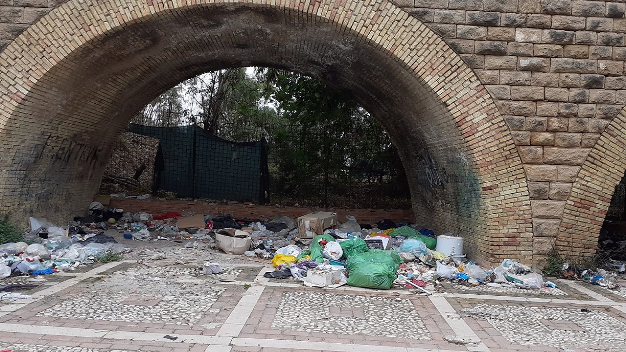 antiche terme sotto ponte riifiuti 1