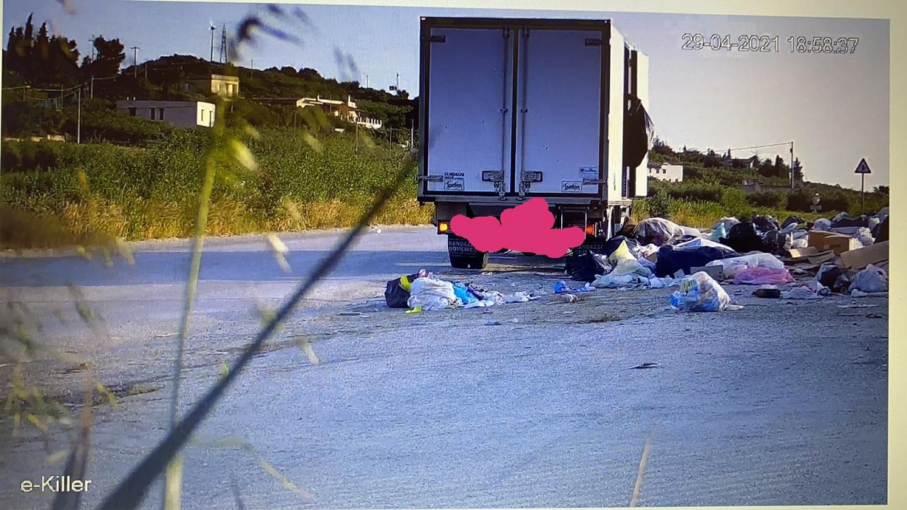 camion prodotti ittici abbandonati multe 2021