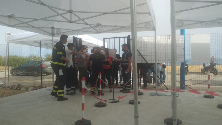 hub vaccinale ingresso proteste 2021